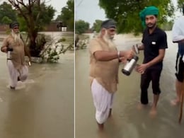 बाढ़ प्रभावित पंजाब में दिखा अनोखा नज़ारा, राहत सामग्री बांटने आए लोगों को बेघर हो चुके बाबा पिला रहे चाय बाढ़ प्रभावित पंजाब में दिखा अनोखा नज़ारा, राहत सामग्री बांटने आए लोगों को बेघर हो चुके बाबा पिला रहे चाय