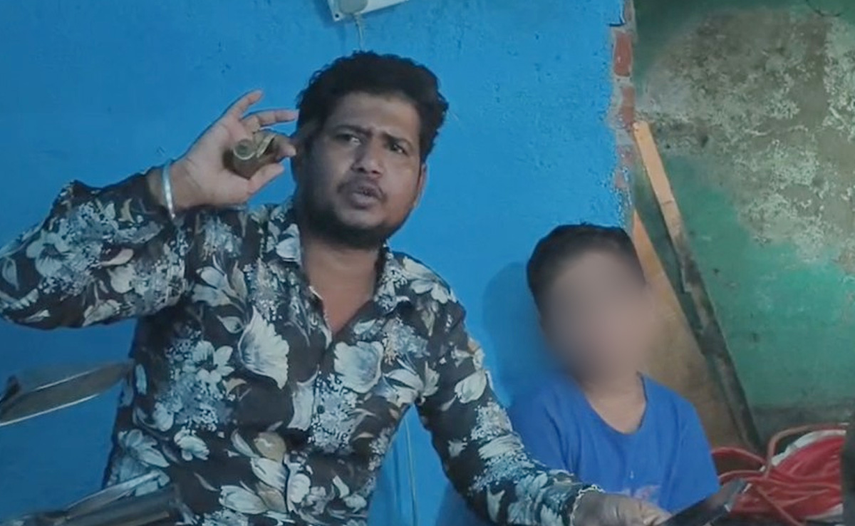 तमंचे की नोक पर प्रेमिका के बेटे को बंधक बनाया... सिरफिरे आशिक को समझाती रही पुलिस, वो कर रहा तमाशा