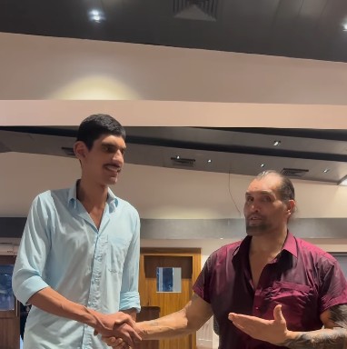 द ग्रेट खली से भी लंबे इस शख्स की कितनी है हाइट? WWE सुपरस्टार ने खुद शेयर की वीडियो, बोले- पहली बार किसी से...
