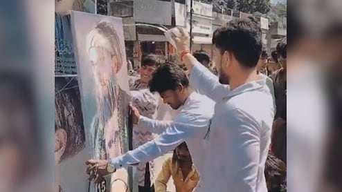 VIDEO: महाराष्ट्र में फिर उछला औरंगजेब विवाद, जुलूस में तस्वीर पर चढ़ाया दूध