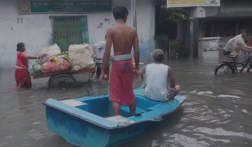 सड़क पर नाव, मोहल्ले डूबे... रिकॉर्ड बारिश के बाद पानी-पानी हुआ कोलकाता