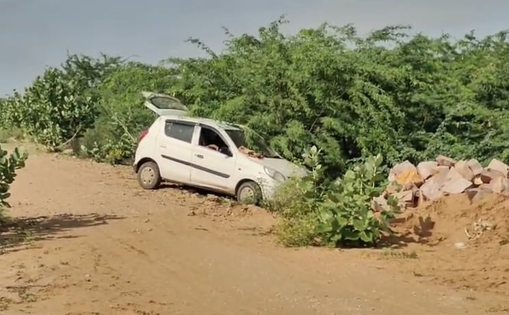 गर्लफ्रेंड की कार में ही मिली लाश गर्लफ्रेंड की कार में ही मिली लाश