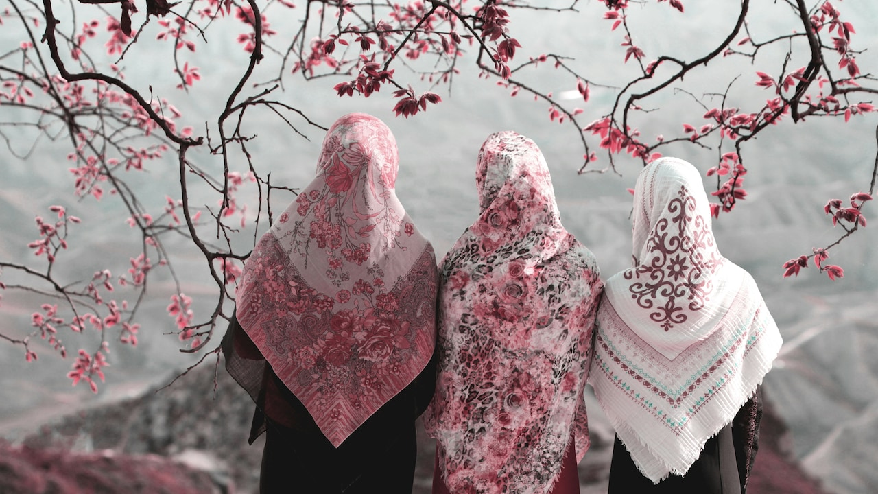 Top tips and tricks to wear neck scarves in streetwear