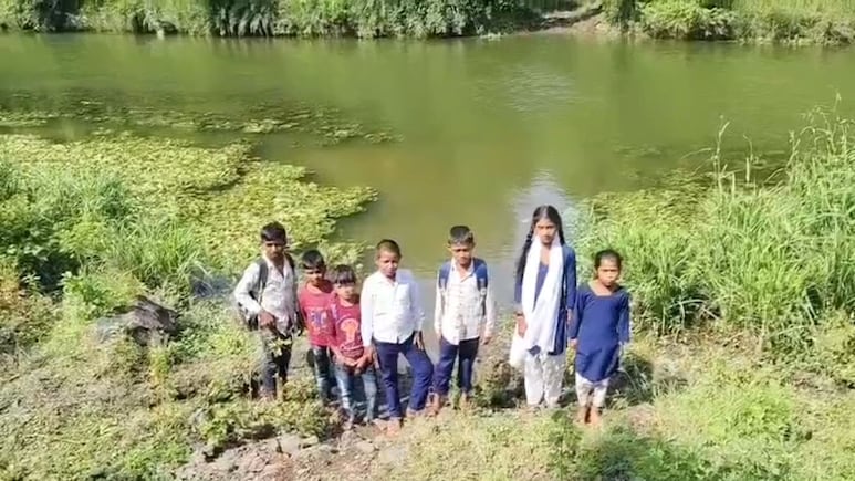 सांसद केंद्र में मंत्री, कांग्रेस के नेताओं से भी नाता, फिर भी नदी पार कर रहे गांव के बच्चे, नहीं बनी पुलिया सांसद केंद्र में मंत्री, कांग्रेस के नेताओं से भी नाता, फिर भी नदी पार कर रहे गांव के बच्चे, नहीं बनी पुलिया