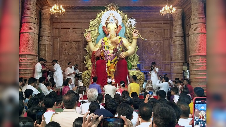 आस्था के दरबार में भेदभाव! लालबाग के राजा के दर्शन पर बवाल, मानवाधिकार आयोग को क्यों देना पड़ा दखल?