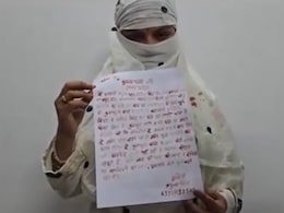 यूपी के प्रतागढ़ में महिला ने अपने खून से सीएम योगी को लिखा लेटर, कहा- मेरा पति वापस दिलाइये  यूपी के प्रतागढ़ में महिला ने अपने खून से सीएम योगी को लिखा लेटर, कहा- मेरा पति वापस दिलाइये