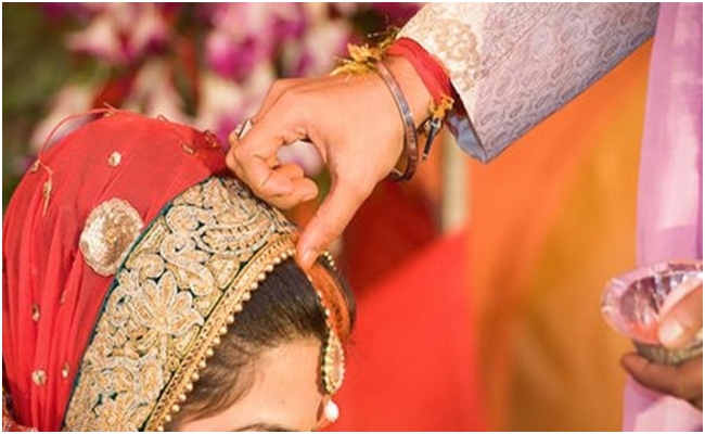 UP Wedding: बाराबंकी में फिल्मी ड्रामा, शादी के मंडप में बहनोई के देवर ने भरी दुल्हन की मांग, बैरंग लौटी बारात