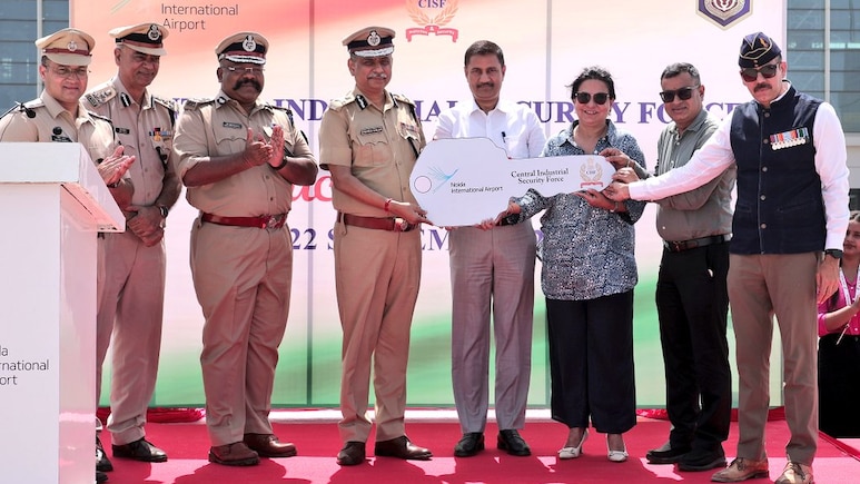 नोएडा इंटरनेशनल एयरपोर्ट की सुरक्षा CISF के हाथ में, 30 अक्टूबर को है उद्घाटन नोएडा इंटरनेशनल एयरपोर्ट की सुरक्षा CISF के हाथ में, 30 अक्टूबर को है उद्घाटन
