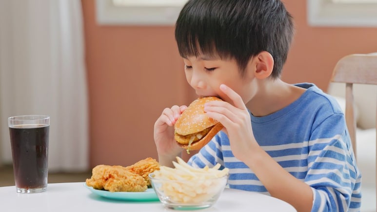 Junk Food For Kids : तुम्ही लहान मुलांना जंक फूड देताय? वेळीच थांबवा; धक्कादायक अहवाल समोर 