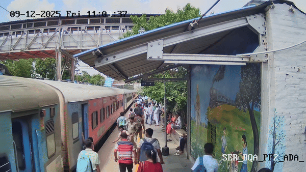चलती ट्रेन में चढ़ने की कोशिश, फिसलकर नीचे गिरी, रेलवे पुलिस ने ऐसे बचाई जान