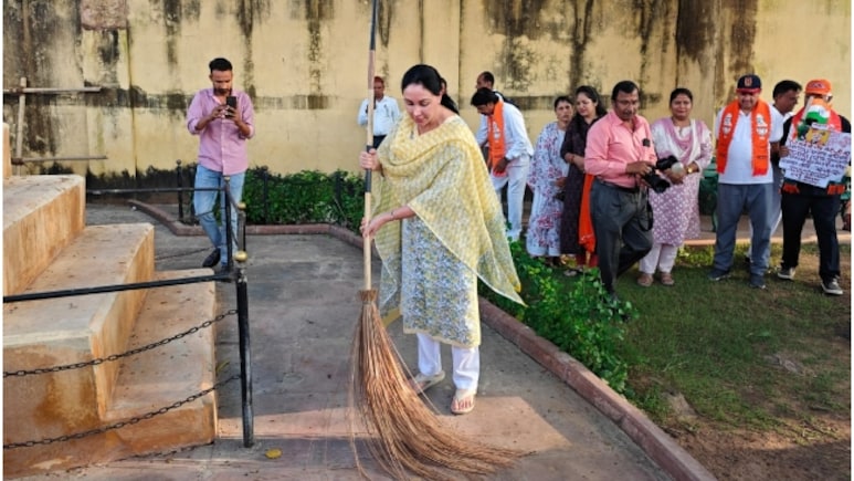 Rajasthan: 'स्वच्छता ही सेवा', जयपुर के जंतर-मंतर पर झाड़ू लेकर उतरीं डिप्टी सीएम दिया कुमारी, कही ये बात