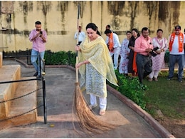 Rajasthan: 'स्वच्छता ही सेवा', जयपुर के जंतर-मंतर पर झाड़ू लेकर उतरीं डिप्टी सीएम दिया कुमारी, कही ये बात Rajasthan: 'स्वच्छता ही सेवा', जयपुर के जंतर-मंतर पर झाड़ू लेकर उतरीं डिप्टी सीएम दिया कुमारी, कही ये बात