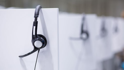 Fake Call Center Busted : मुंबईचे आरोपी गुजरातला गेले, परदेशातील लोकांना गंडा घालू लागले; पोलिसांनी सगळ्यांना पकडले