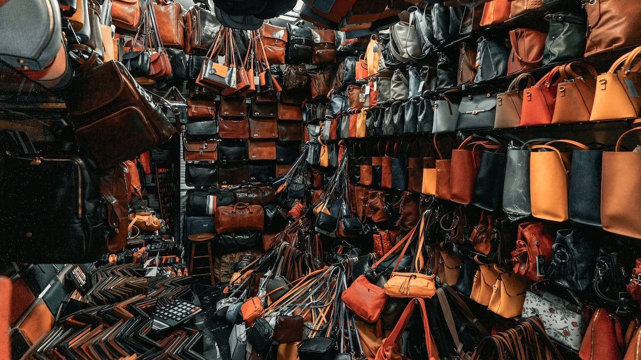 From Totes To Crossbodies: Best Handbags That Upgrade Your Style | Min. 40% Off.