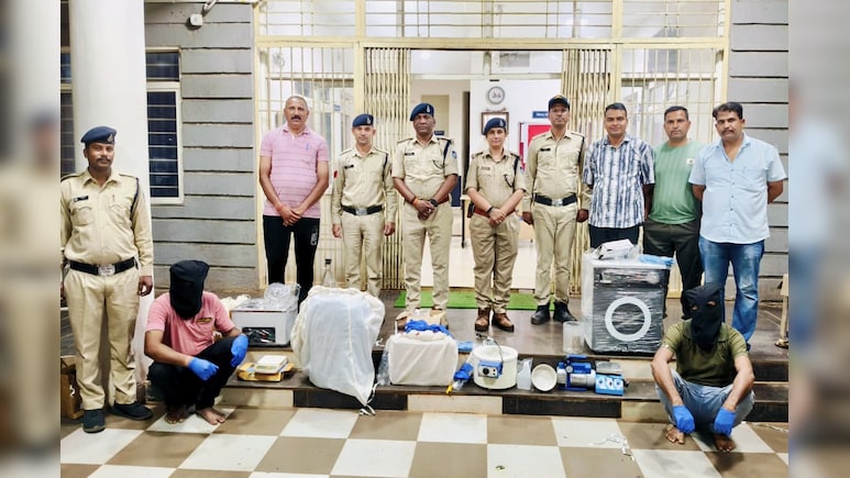 आगर मालवा पुलिस की नशे के खिलाफ बड़ी कार्रवाई, 2 कार से साढ़े 4 करोड़ का 'जहरीला' सामान बरामद आगर मालवा पुलिस की नशे के खिलाफ बड़ी कार्रवाई, 2 कार से साढ़े 4 करोड़ का 'जहरीला' सामान बरामद