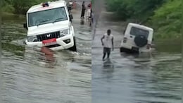 Rajasthan: पानी के बहाव में फंसी तहसीलदार की गाड़ी, सवार थे 6 अधिकारी; बड़ा हादसा टला