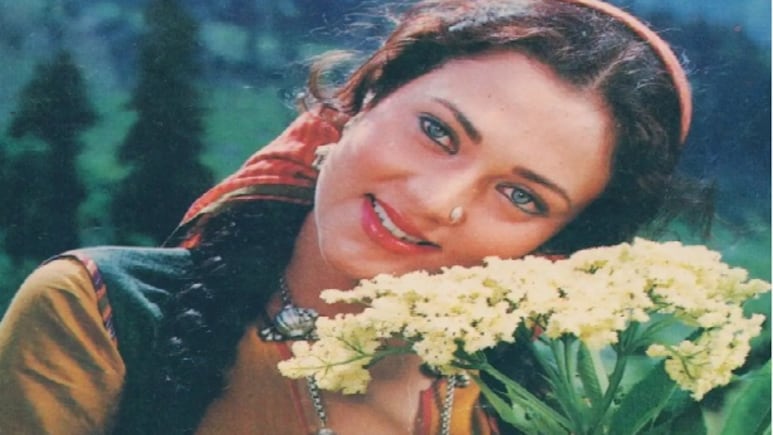Mandakini का लेटेस्ट Video वायरल, कभी समंदर में लहरों से खेलती तो कभी पेड़ों के इर्द-गिर्द गाना गाती आईं नजर