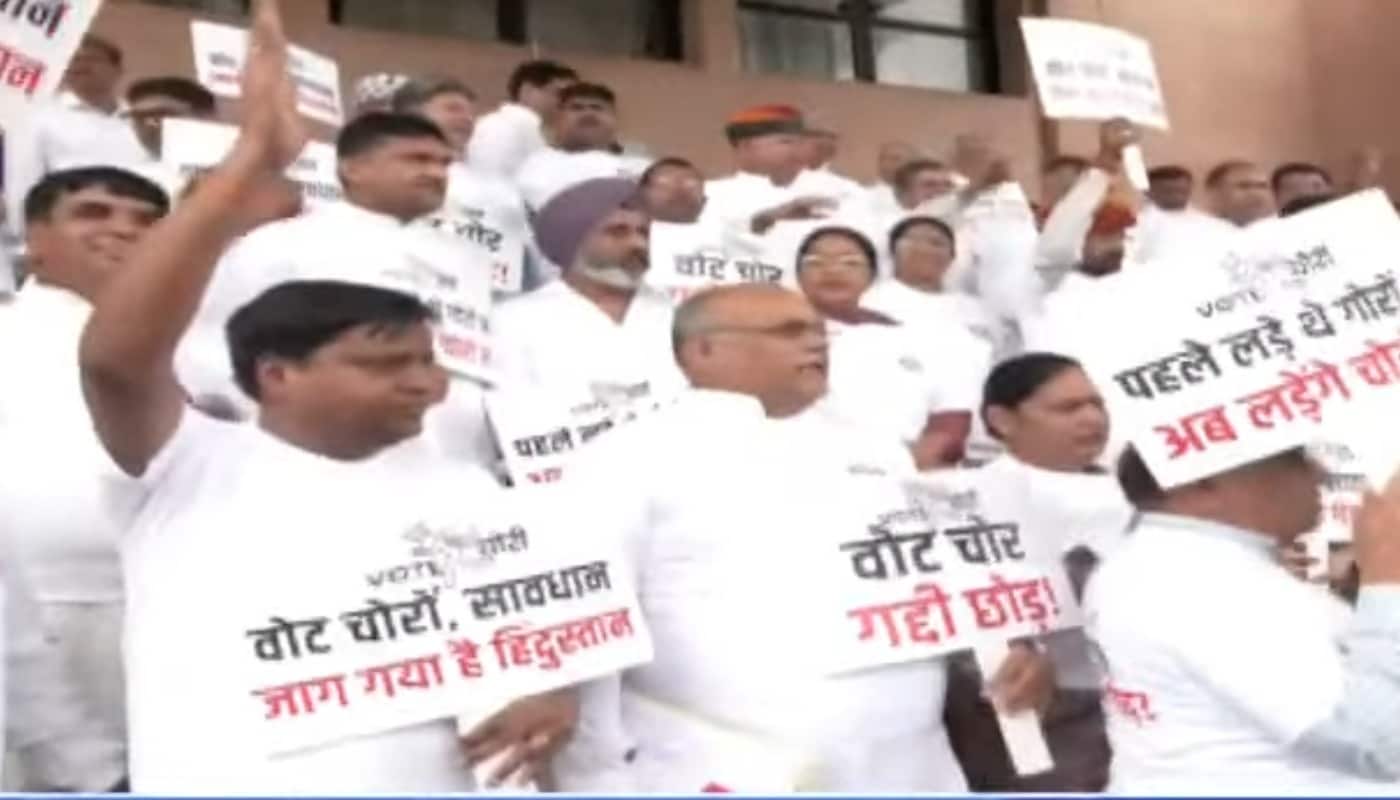 सदन के बाहर विपक्ष हंगामा कर रहा है. सदन के बाहर विपक्ष हंगामा कर रहा है.