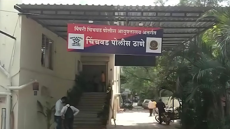 Pimpri Chinchwad Crime: धक्कादायक! 'चित्रपटाची स्टोरी सांगू नका' म्हटल्याने दाम्पत्याला थिएटरमध्ये मारहाण Pimpri Chinchwad Crime: धक्कादायक! 'चित्रपटाची स्टोरी सांगू नका' म्हटल्याने दाम्पत्याला थिएटरमध्ये मारहाण