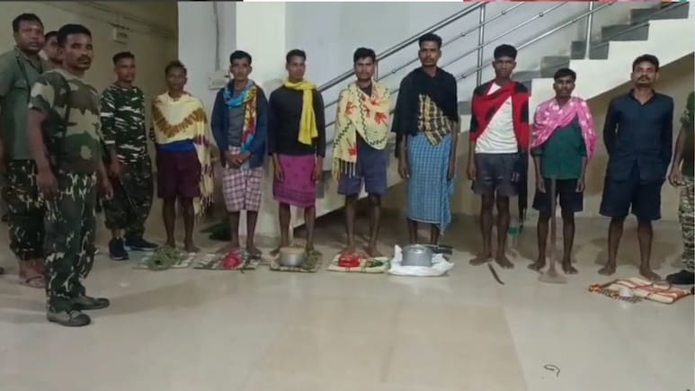 बीजापुर में माओवादी नेटवर्क पर करारा प्रहार, एक साथ 16 नक्सली गिरफ्तार बीजापुर में माओवादी नेटवर्क पर करारा प्रहार, एक साथ 16 नक्सली गिरफ्तार