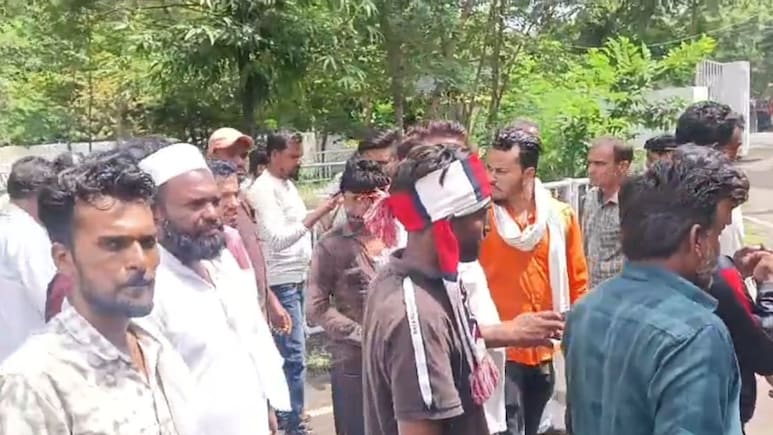 Girl kidnapped: खंडवा में दिनदहाड़े नाबालिग लड़की का अपहरण, थाने में नहीं हुई सुनवाई, बड़ी संख्या में SP कार्यालय पहुंचे आक्रोशित लोग Girl kidnapped: खंडवा में दिनदहाड़े नाबालिग लड़की का अपहरण, थाने में नहीं हुई सुनवाई, बड़ी संख्या में SP कार्यालय पहुंचे आक्रोशित लोग
