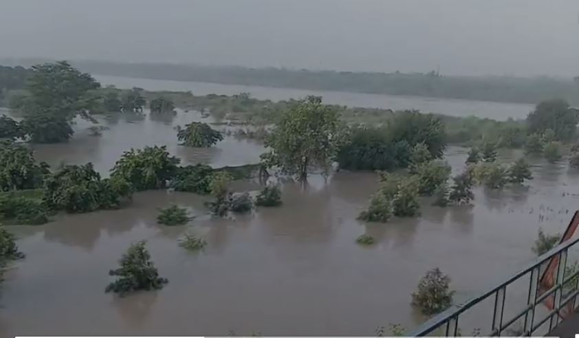 रेल की खिड़की से डूबी दिख रही दिल्ली, वीडियो से देखें उफनती यमुना का रौद्र रूप
