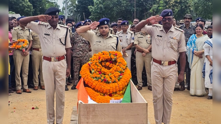 झारखंड में माओवादियों के साथ मुठभेड़ में दो सुरक्षाकर्मियों की मौत, एक घायल झारखंड में माओवादियों के साथ मुठभेड़ में दो सुरक्षाकर्मियों की मौत, एक घायल