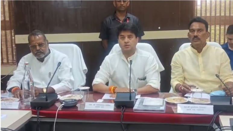 भाजपा की गुटबाजी सड़कों से लेकर सोशल मीडिया तक पहुंची, सिंधिया की बैठक में नहीं पहुंचे सांसद