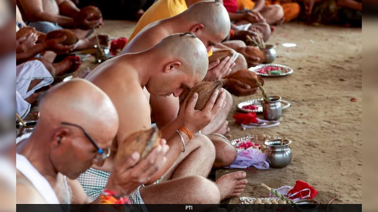 Pitru Dosh: अगर गलती से लग जाए पितृदोष तो उससे बचने के लिए क्या करें और क्या न करें? Pitru Dosh: अगर गलती से लग जाए पितृदोष तो उससे बचने के लिए क्या करें और क्या न करें?