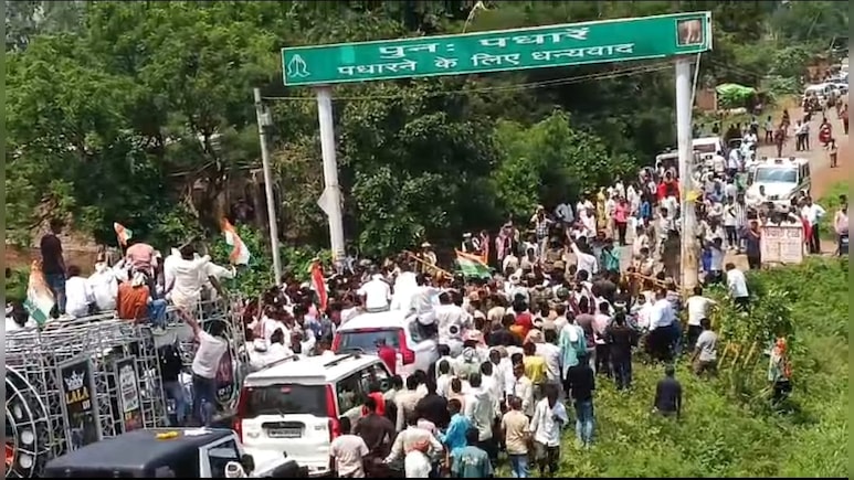 मुख्यमंत्री के मऊगंज दौरे पर हंगामा, पूर्व विधायक के नेतृत्व में हजारों समर्थकों ने किया जोरदार विरोध मुख्यमंत्री के मऊगंज दौरे पर हंगामा, पूर्व विधायक के नेतृत्व में हजारों समर्थकों ने किया जोरदार विरोध