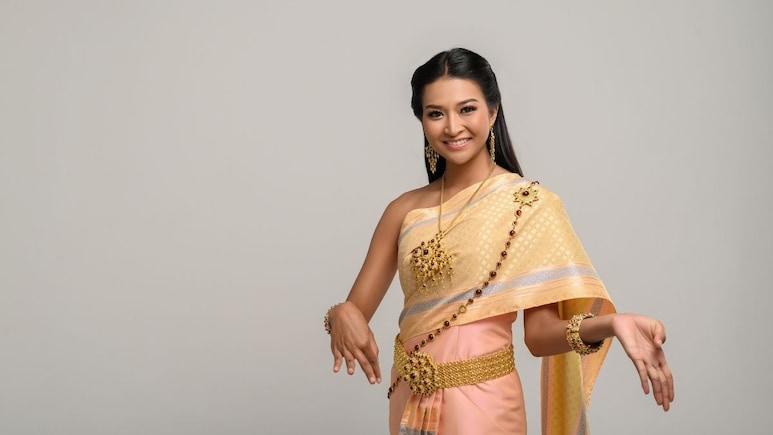 Shardiya Navratri Special Saree: मां दुर्गा के 9 दिन पहने ये अलग-अलग रंग की साड़ियां, मिलेगी मां की असीम कृपा Shardiya Navratri Special Saree: मां दुर्गा के 9 दिन पहने ये अलग-अलग रंग की साड़ियां, मिलेगी मां की असीम कृपा