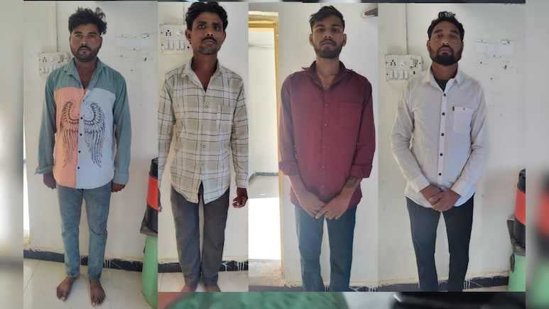 नाबालिग लड़कियों की खरीद-फरोख्त करने वाली गैंग का खुलासा, हाथ-पैर के पंजे नापकर ग्राहकों को भेजते Photo-Video नाबालिग लड़कियों की खरीद-फरोख्त करने वाली गैंग का खुलासा, हाथ-पैर के पंजे नापकर ग्राहकों को भेजते Photo-Video