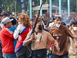 प्रदर्शनकारियों को किसने थमाए हथियार, काठमांडू से आईं ये तस्‍वीरें डराती हैं... 