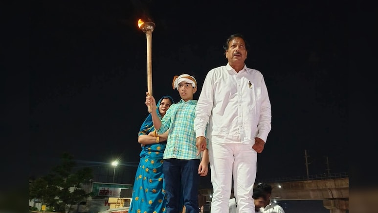 Naresh Meena: जयपुर में मशाल लेकर निकला नरेश मीणा का बेटा, राजेंद्र गुढ़ा के नेतृत्व में समर्थकों ने निकाला जुलूस