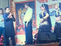 सांवलियाजी मंदिर के कार्यक्रम में अश्लील डांस...टीचर गया रुकवाने तो हो गई धुनाई, वीडियो हो रहा वायरल सांवलियाजी मंदिर के कार्यक्रम में अश्लील डांस...टीचर गया रुकवाने तो हो गई धुनाई, वीडियो हो रहा वायरल