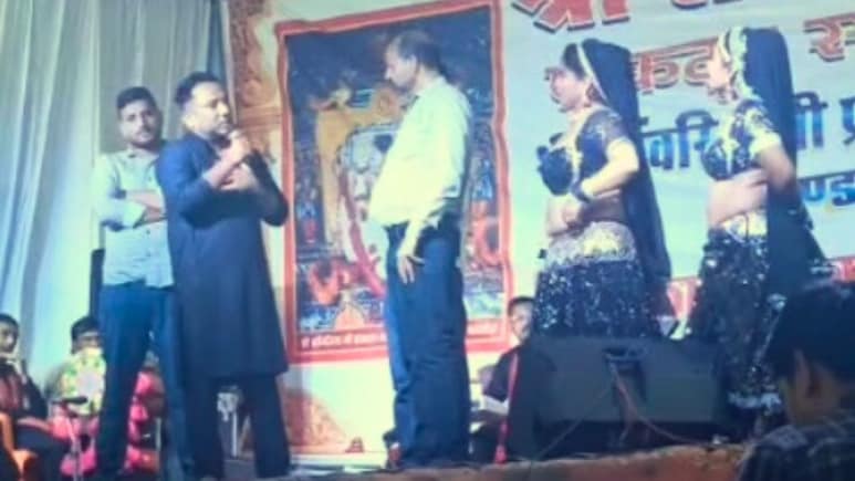 सांवलियाजी मंदिर के कार्यक्रम में अश्लील डांस...टीचर गया रुकवाने तो हो गई धुनाई, वीडियो हो रहा वायरल सांवलियाजी मंदिर के कार्यक्रम में अश्लील डांस...टीचर गया रुकवाने तो हो गई धुनाई, वीडियो हो रहा वायरल