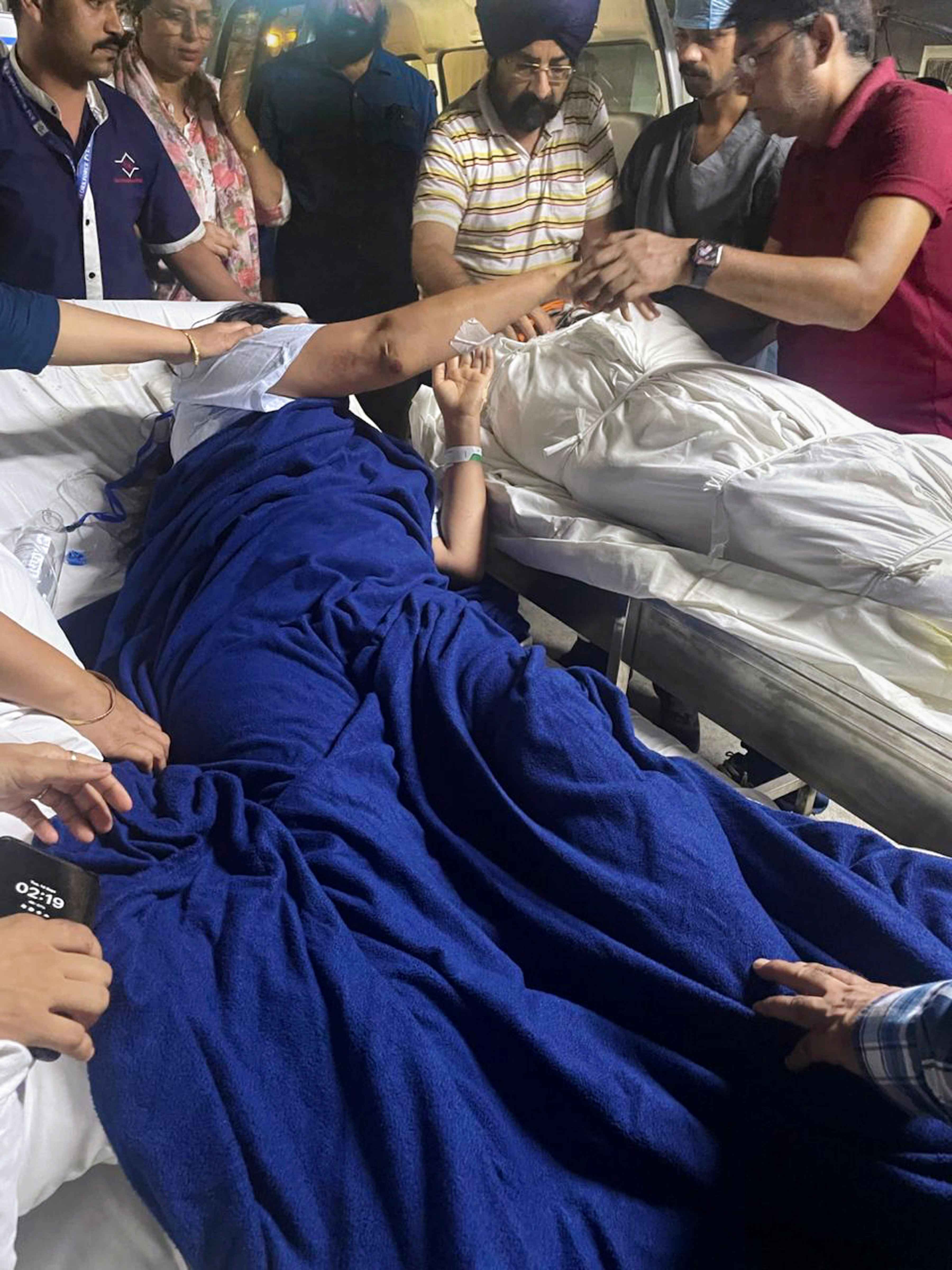 BMW केस: स्ट्रेचर पर घायल पत्नी, बगल में पति की लाश... इस तस्वीर ने हर दिल्लीवाले को रुला दिया