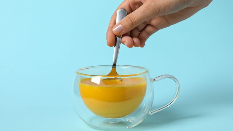Benefits Of Milk and Honey: दूध आणि मध एकत्रित प्यायल्यास काय होईल? शरीरातील या समस्यांमध्ये दिसेल का फरक