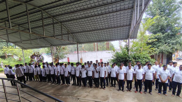 छत्तीसगढ़ में नक्सलियों को बड़ा झटका, नक्सली संगठन के कई बड़े नेता समेत 71 माओवादियों ने किया आत्मसमर्पण, यहां देखिए पूरी लिस्ट