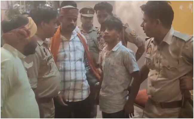 UP Poster War: डांडिया नाइट में बजरंग दल ने पकड़ा गैर-हिंदू युवक, लोगों ने लगाए 'जय श्री राम' के नारे