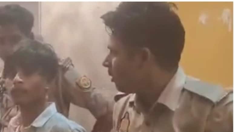 UP Poster War: डांडिया नाइट में बजरंग दल ने पकड़ा गैर-हिंदू युवक, लोगों ने लगाए 'जय श्री राम' के नारे