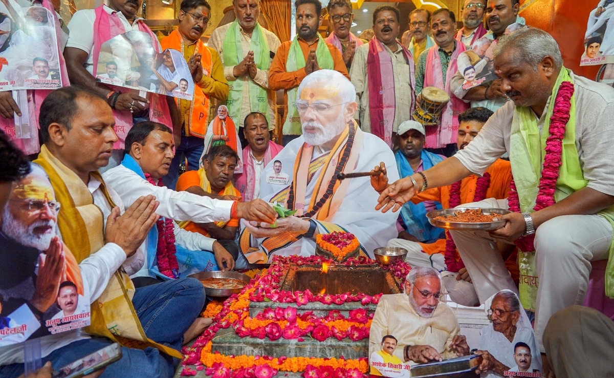 प्रधानमंत्री नरेंद्र मोदी के जन्मदिन की पूर्व संध्या पर उनके चुनाव क्षेत्र वाराणसी में हवन पूजन करते उनके समर्थक. प्रधानमंत्री नरेंद्र मोदी के जन्मदिन की पूर्व संध्या पर उनके चुनाव क्षेत्र वाराणसी में हवन पूजन करते उनके समर्थक.