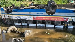 Tonk Accident: टायर ऊपर, छत नीचे.. नियंत्रण खोकर गहरे गड्ढे में जा गिरी सवारियों से भरी राजस्थान रोडवेज की बस, कई घायल