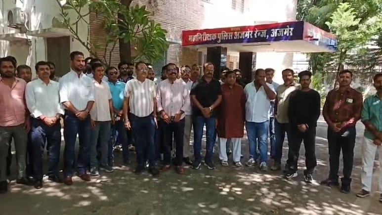 Rajasthan: पुष्कर 'रेव पार्टी' में पुलिस की कार्रवाई पर उठे सवाल, भड़के होटल व्यवसायी, मेला बहिष्कार का दिया अल्टीमेटम Rajasthan: पुष्कर 'रेव पार्टी' में पुलिस की कार्रवाई पर उठे सवाल, भड़के होटल व्यवसायी, मेला बहिष्कार का दिया अल्टीमेटम