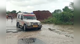 Rajasthan: नेशनल हाईवे बना तालाब, बारिश के बाद बनी ऐसी स्थिति कि सड़क ही हो गई गायब