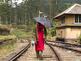 Safety Tips: छत्री घेऊन रेल्वे ट्रॅकवर चालणं ठरेल जीवघेणं! 'ही' चूक तुम्ही करु नका; काय काळजी घ्याल?
