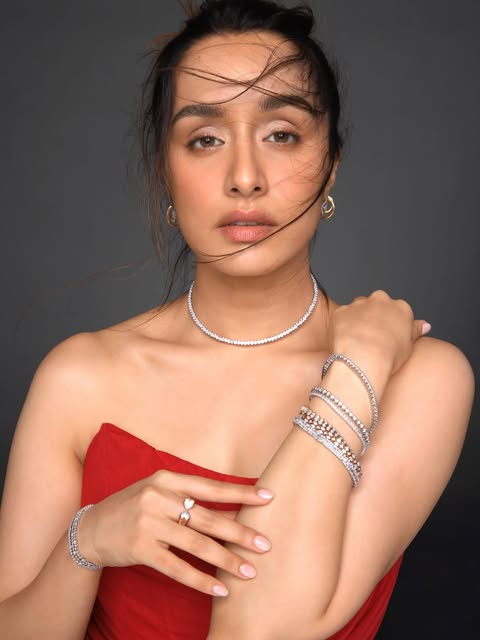 Shraddha Kapoor's LinkedIn Profile Says, "Sandwich Maker, Worst Barista": Internet Suggests, "Executive MBA <i>Karo Ab</i>"