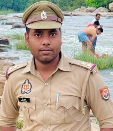 सोशल मीडिया पर वायरल हुए मऊ के दरोगा जी, फिल्मी अंदाज में बनाते हैं रील्स