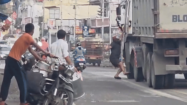 किस्‍मत इसे कहते हैं... टायर के नीचे आने से बाल-बाल बचा, देहरादून का ये वीडियो आपका दिल दहला देगा