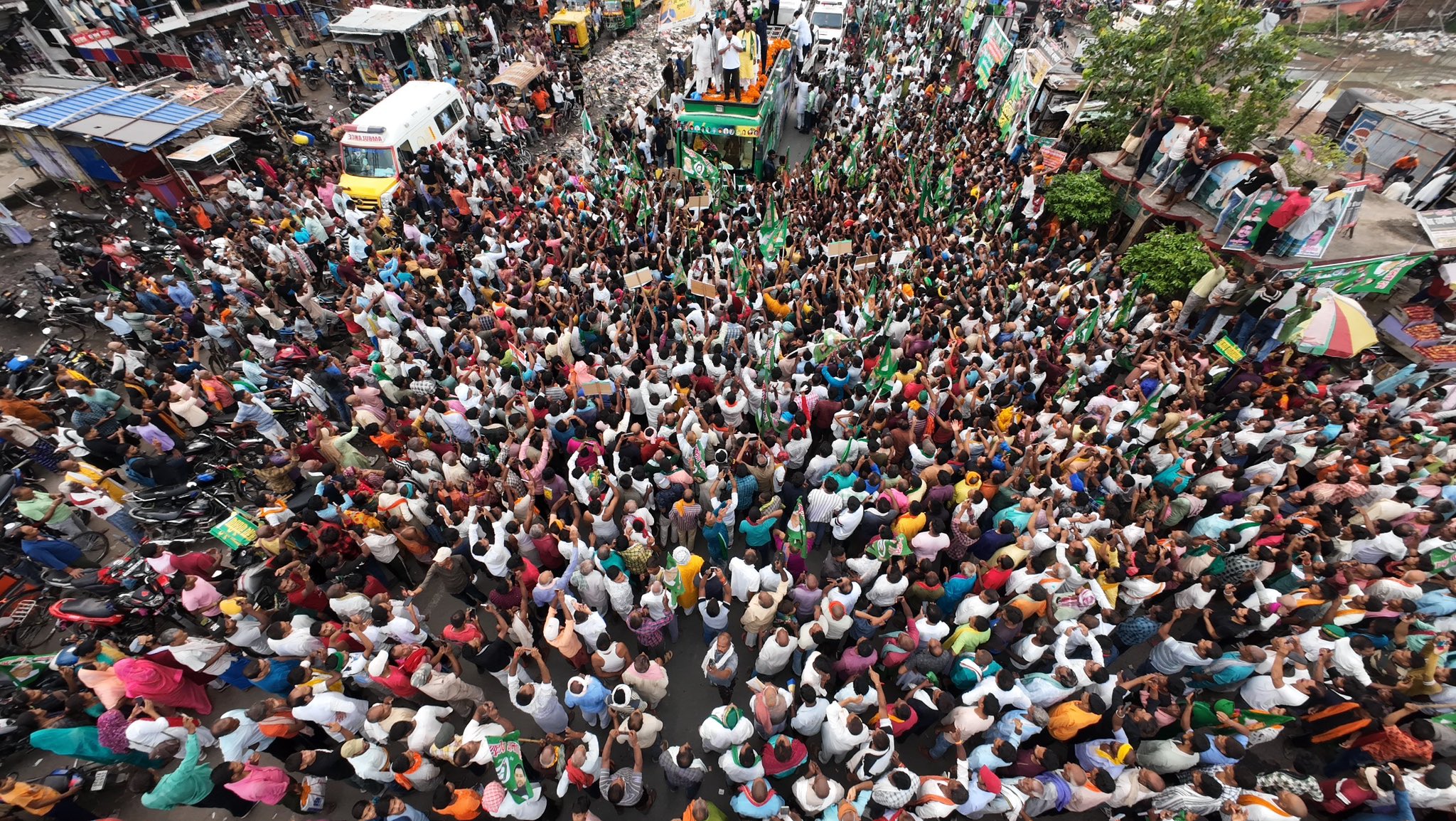 लोगों की भीड़ के बीच से गुजरती तेजस्वी की बिहार अधिकार यात्रा. लोगों की भीड़ के बीच से गुजरती तेजस्वी की बिहार अधिकार यात्रा.
